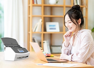 lady on a computer using an ix1600 ScanSnap scanner