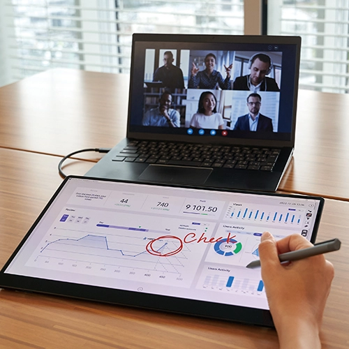 una persona teniendo una reunión en línea mientras dibuja en un monitor portátil Ricoh