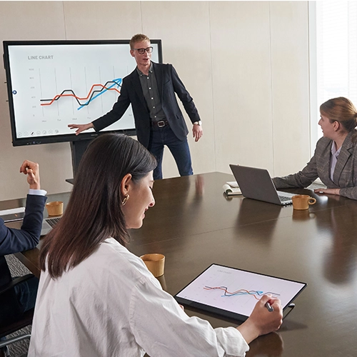 apresentação numa reunião com um monitor portátil Ricoh