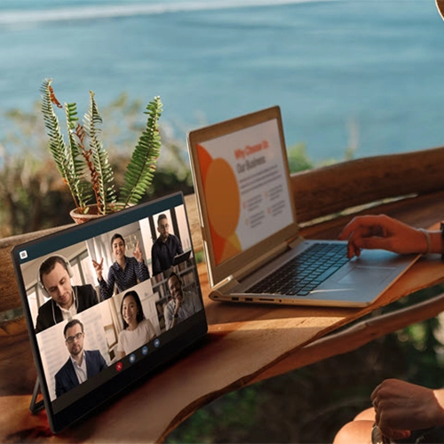 alguien teniendo una reunión en línea en un monitor portátil Ricoh al aire libre