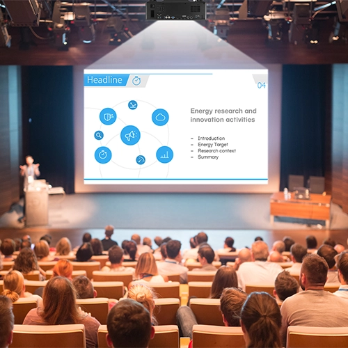 Een RICOH-projector in de collegezaal van een universiteit