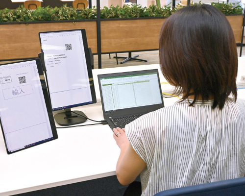 MIZUHO Bank portable monitors